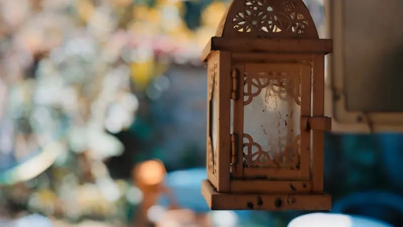 Silhouette of a person in quiet reflection at dawn, symbolizing early Fajr prayer during Portland's long summer daylight