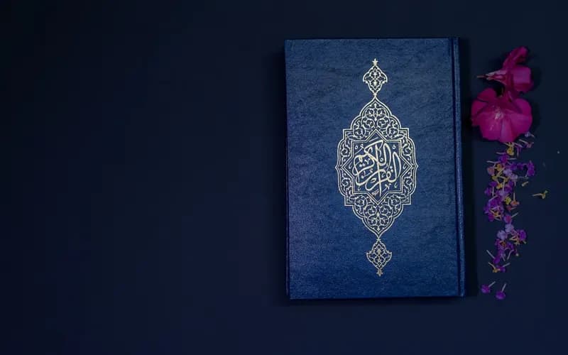 Open Quran page displaying the verses of Surah Al-Fatiha in Arabic calligraphy